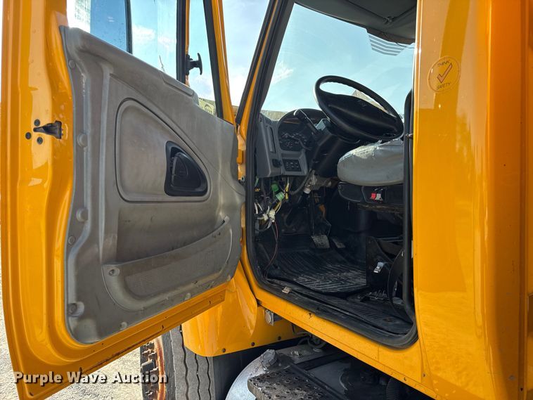 image for item DO2371 2007 International 7400 dump truck