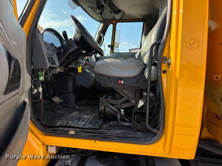 image for item DO2371 2007 International 7400 dump truck