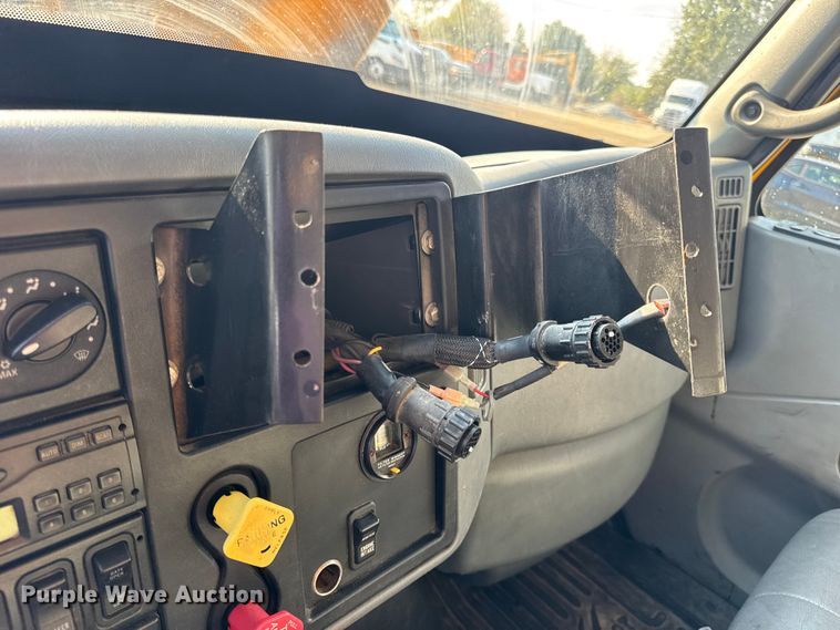 image for item DO2371 2007 International 7400 dump truck