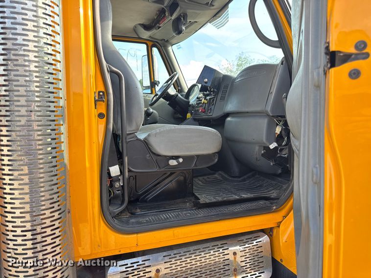 image for item DO2371 2007 International 7400 dump truck