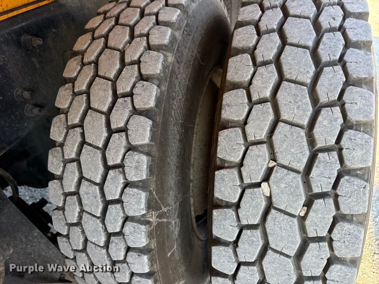 image for item DO2371 2007 International 7400 dump truck