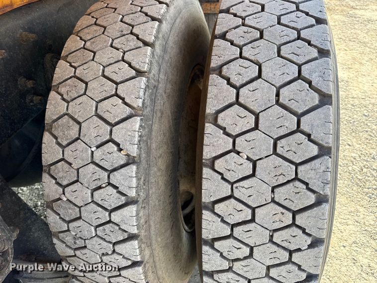 image for item DO2371 2007 International 7400 dump truck