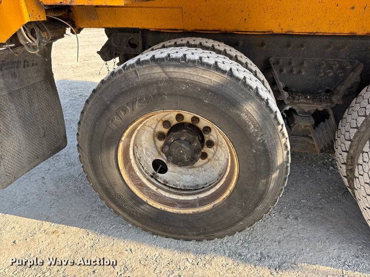 image for item DO2371 2007 International 7400 dump truck