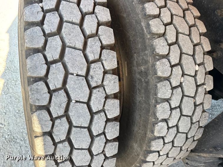 image for item DO2371 2007 International 7400 dump truck