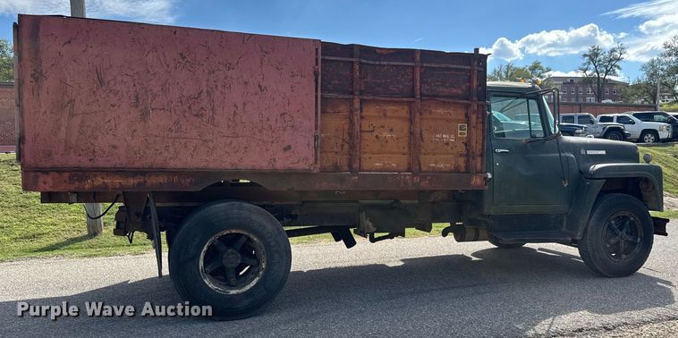 image for item DP8878 1977 International Loadstar 1600 grain truck