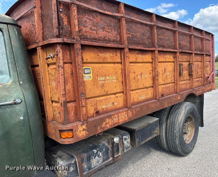 image for item DP8878 1977 International Loadstar 1600 grain truck