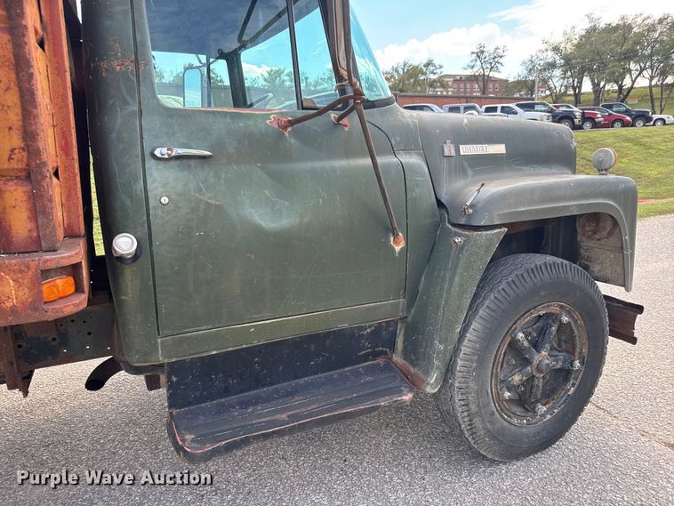 image for item DP8878 1977 International Loadstar 1600 grain truck