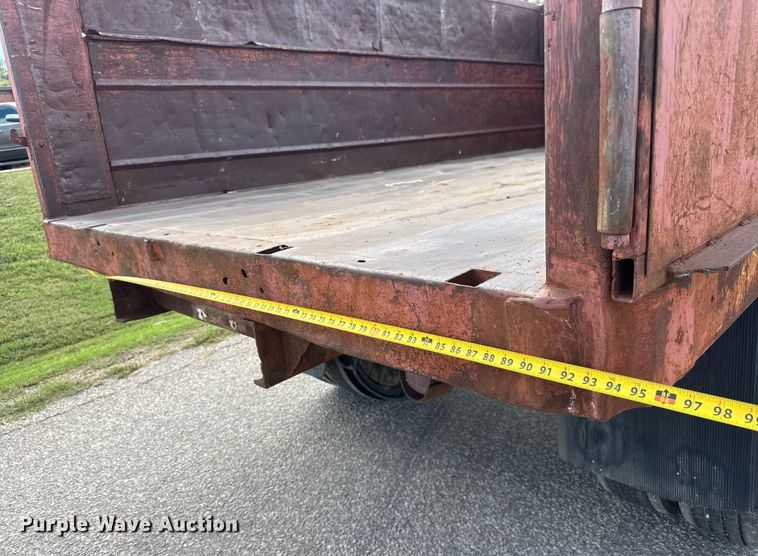 image for item DP8878 1977 International Loadstar 1600 grain truck