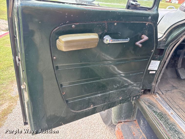 image for item DP8878 1977 International Loadstar 1600 grain truck