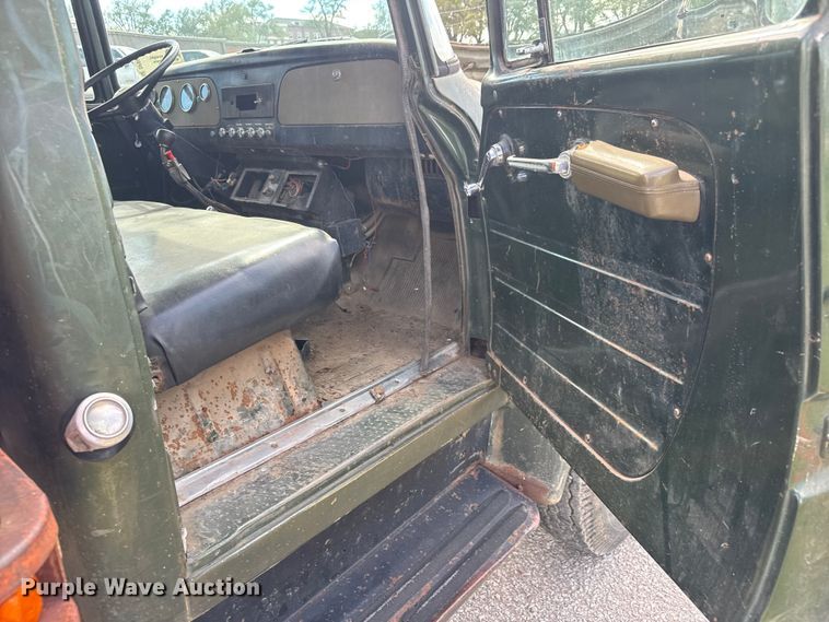 image for item DP8878 1977 International Loadstar 1600 grain truck