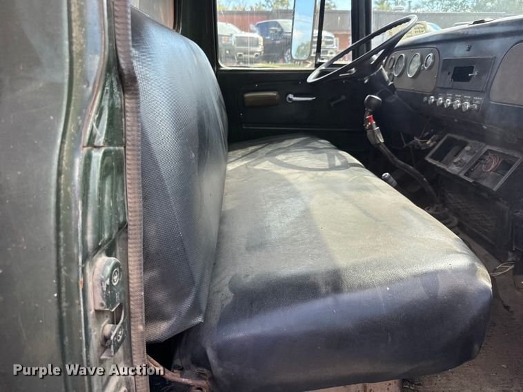 image for item DP8878 1977 International Loadstar 1600 grain truck