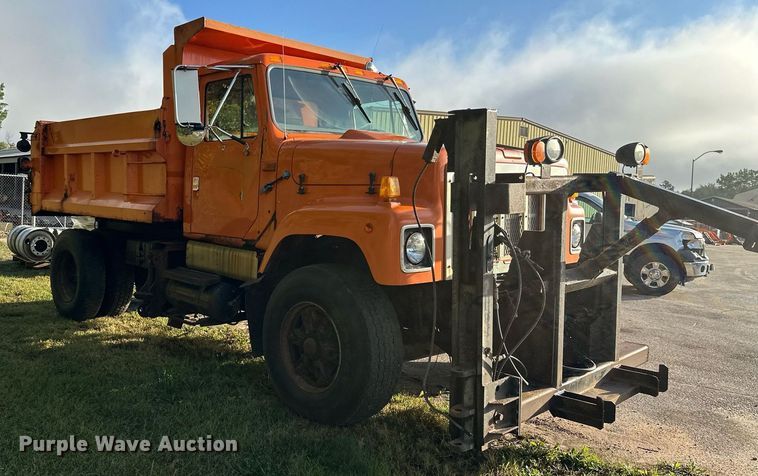 image for item DT6404 1999 International 2554 dump truck