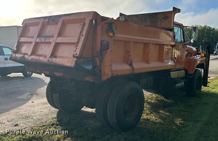 image for item DT6404 1999 International 2554 dump truck