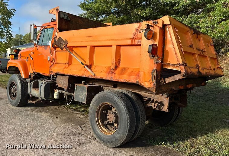 image for item DT6404 1999 International 2554 dump truck