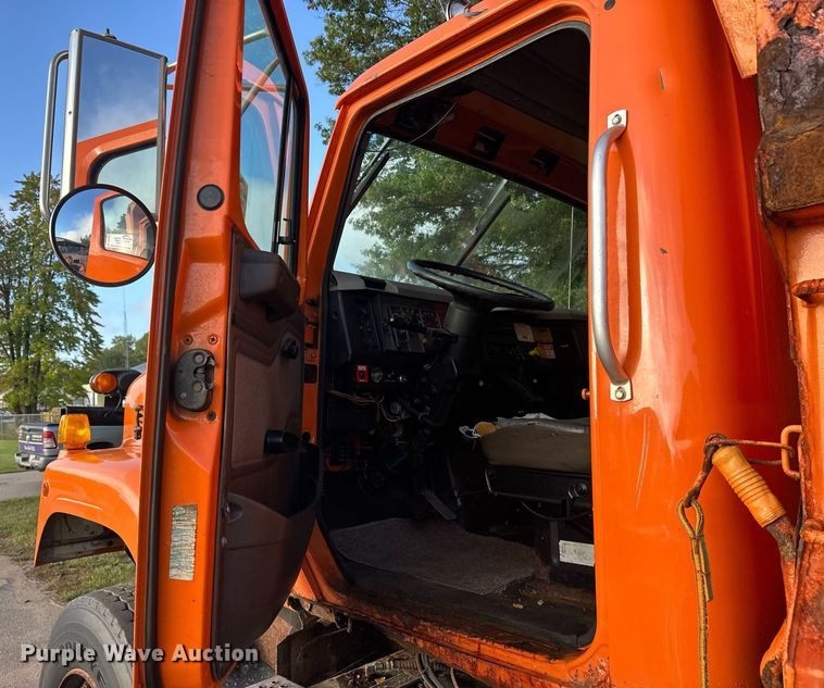 image for item DT6404 1999 International 2554 dump truck