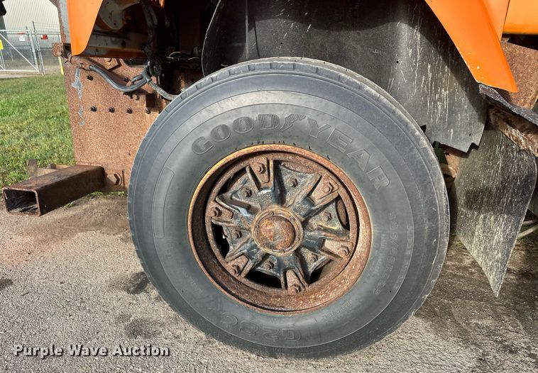 image for item DT6404 1999 International 2554 dump truck