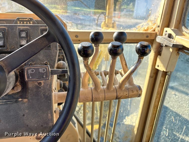 image for item DU1352 2006 Caterpillar 140H motor grader