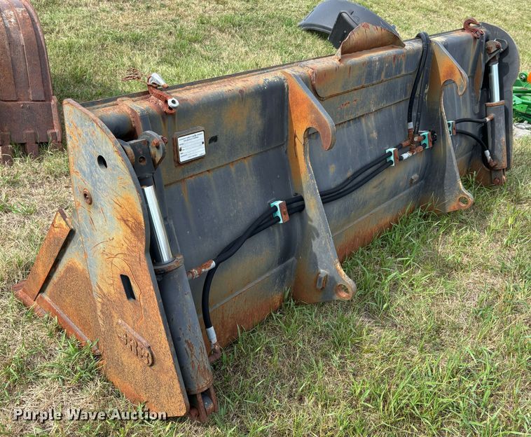 image for item DU1364 2004 John Deere 310SG backhoe