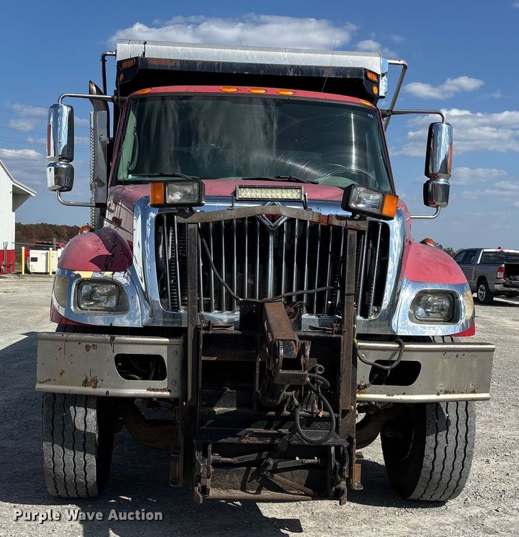 image for item DU1369 2007 International 7400 dump truck