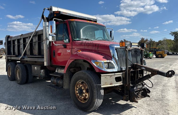 image for item DU1369 2007 International 7400 dump truck