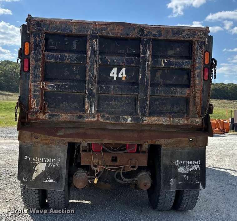 image for item DU1369 2007 International 7400 dump truck