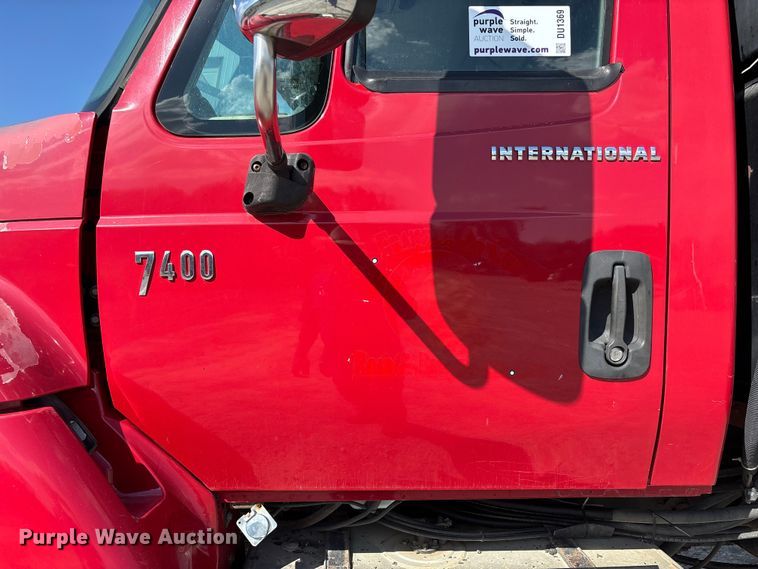 image for item DU1369 2007 International 7400 dump truck
