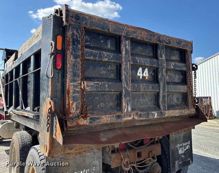image for item DU1369 2007 International 7400 dump truck