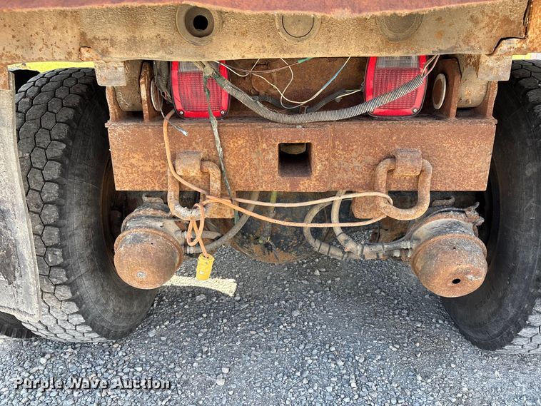 image for item DU1369 2007 International 7400 dump truck