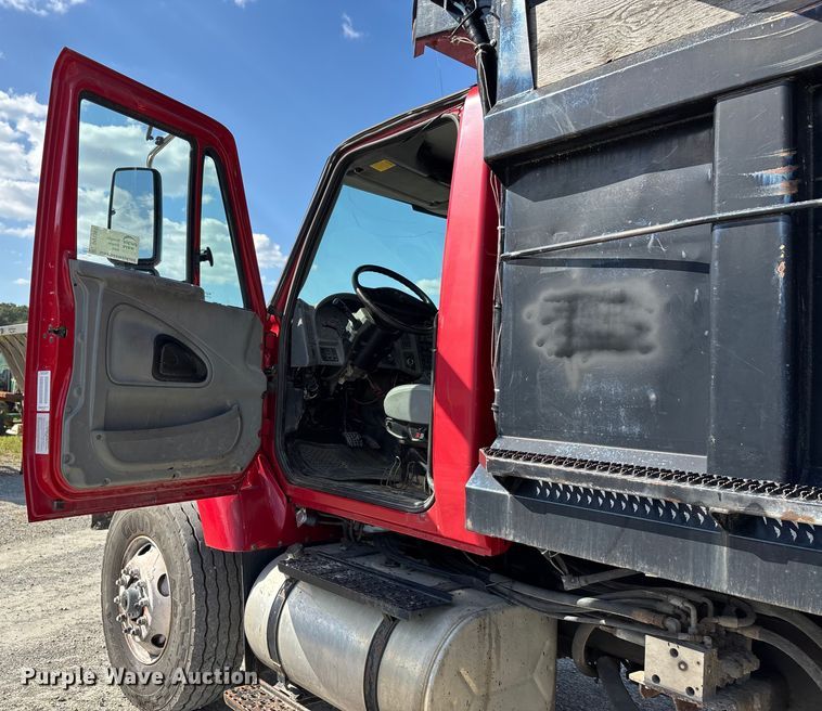 image for item DU1369 2007 International 7400 dump truck