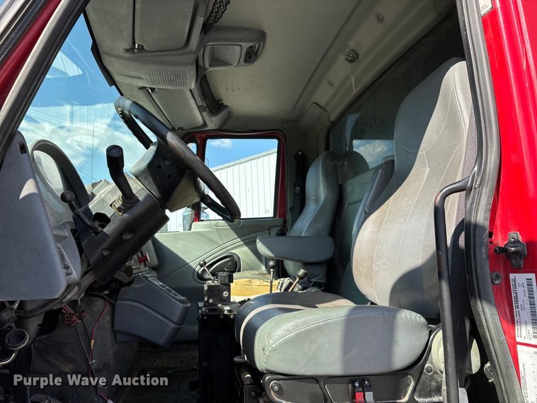 image for item DU1369 2007 International 7400 dump truck