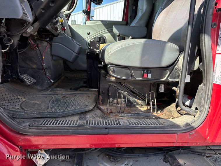 image for item DU1369 2007 International 7400 dump truck