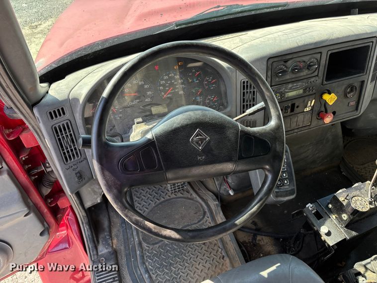 image for item DU1369 2007 International 7400 dump truck