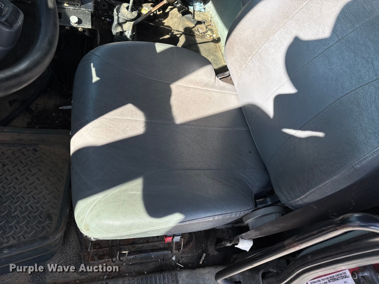 image for item DU1369 2007 International 7400 dump truck