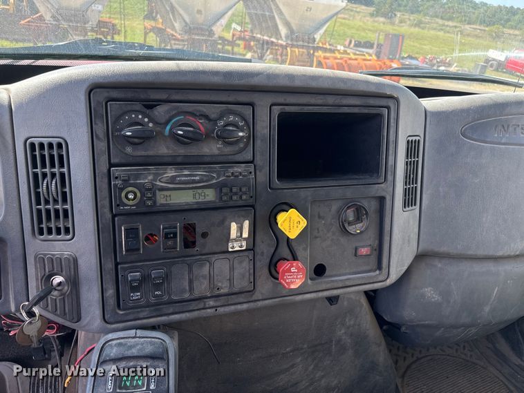 image for item DU1369 2007 International 7400 dump truck