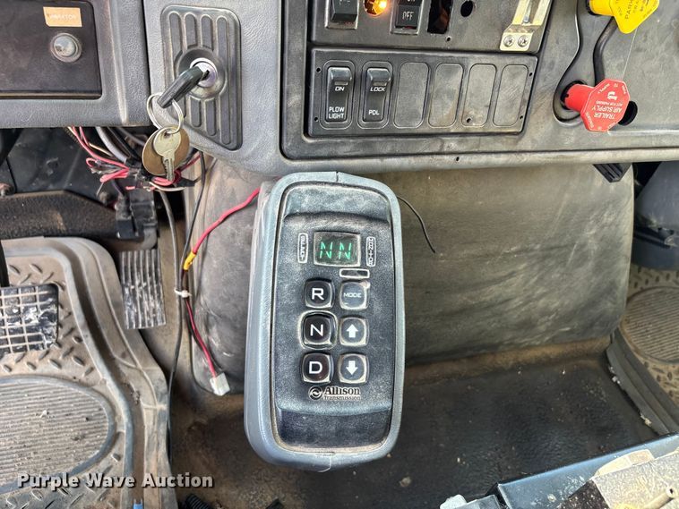 image for item DU1369 2007 International 7400 dump truck