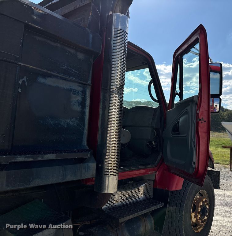 image for item DU1369 2007 International 7400 dump truck