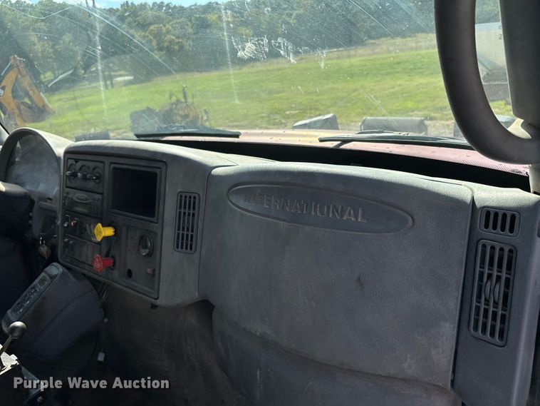 image for item DU1369 2007 International 7400 dump truck