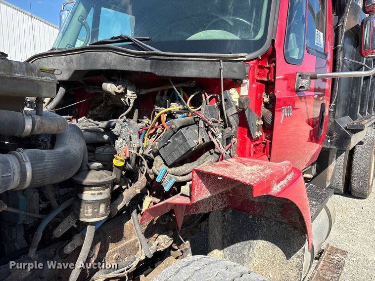 image for item DU1369 2007 International 7400 dump truck