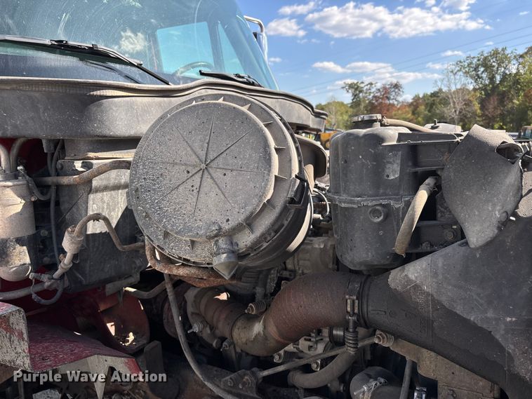 image for item DU1369 2007 International 7400 dump truck