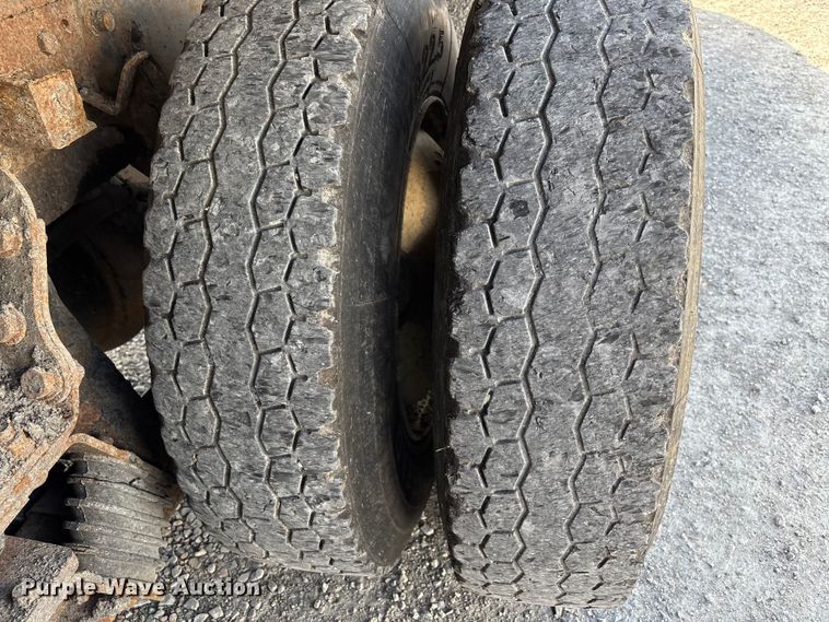 image for item DU1369 2007 International 7400 dump truck