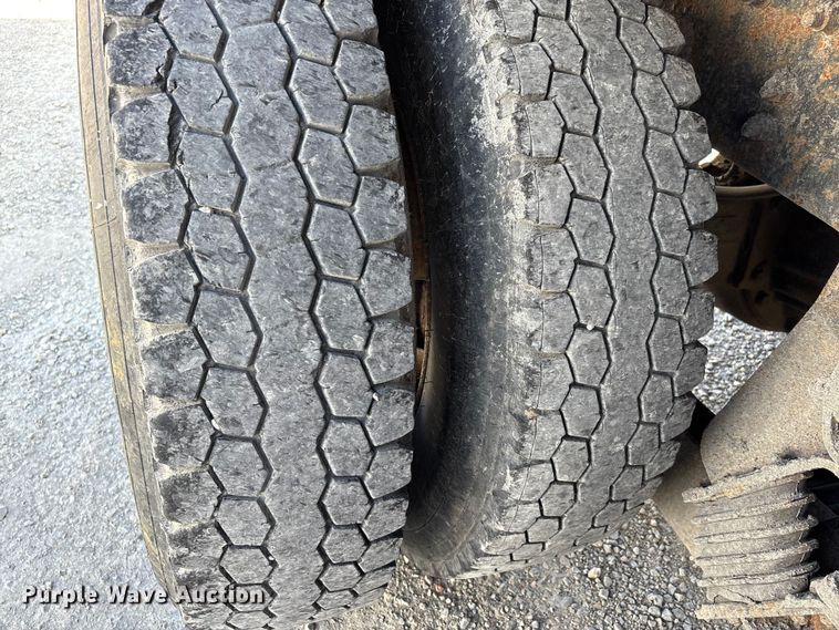 image for item DU1369 2007 International 7400 dump truck