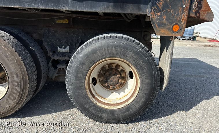 image for item DU1369 2007 International 7400 dump truck