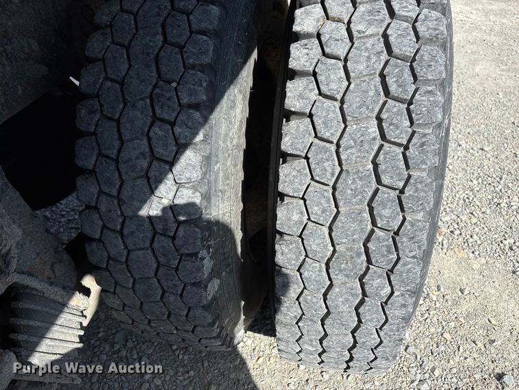 image for item DU1369 2007 International 7400 dump truck