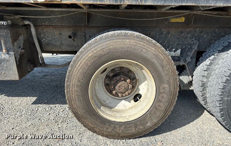 image for item DU1369 2007 International 7400 dump truck