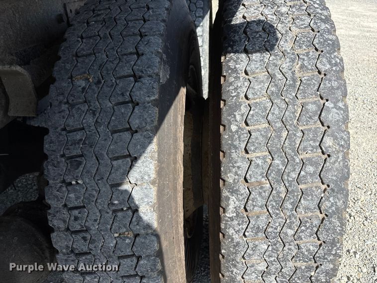 image for item DU1369 2007 International 7400 dump truck