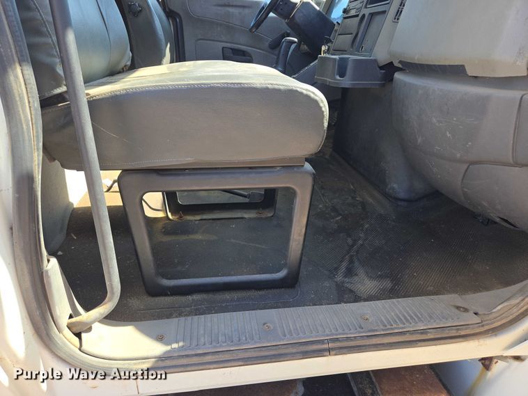 image for item DY1197 2008 International 4300 box truck