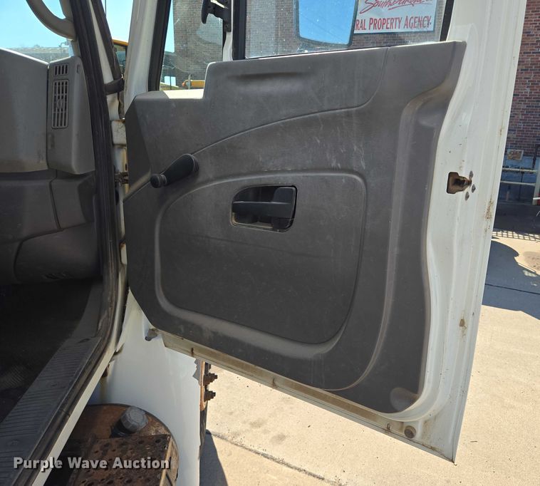 image for item DY1197 2008 International 4300 box truck