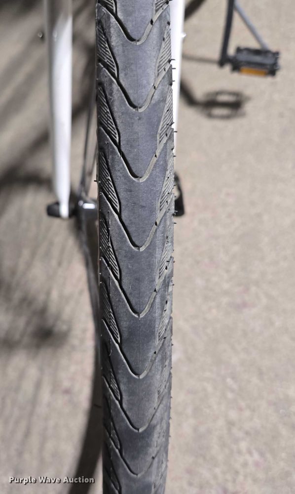 image for item DY1207 Sirrus Sport Specialized bicycle