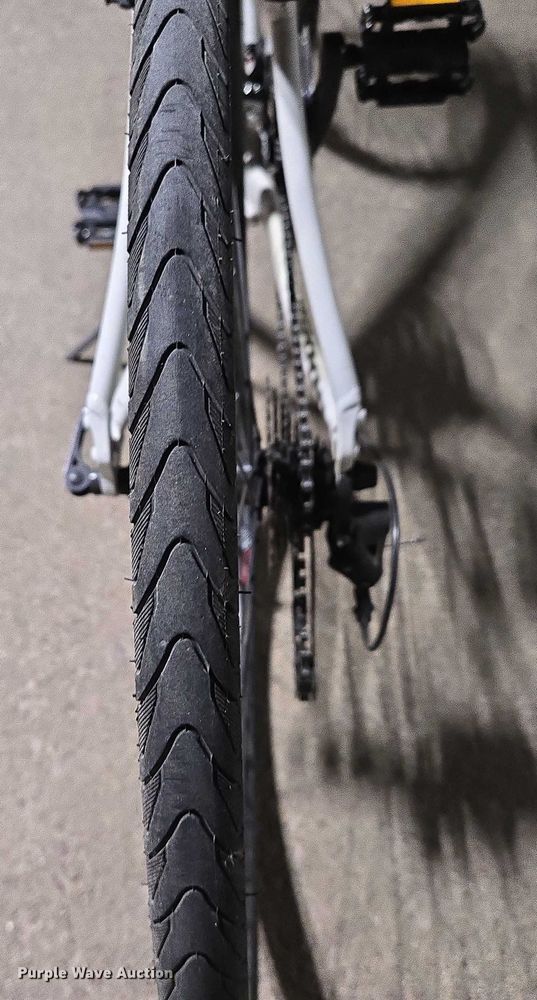 image for item DY1207 Sirrus Sport Specialized bicycle