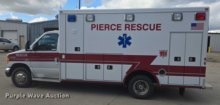 image for item DY1217 2003 Ford E450 ambulance